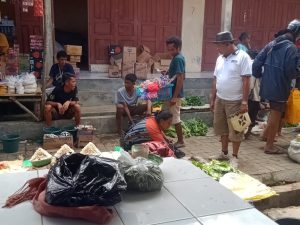 Paslon Paket BERKAT Disambut Hangat Pedagang dan Pengunjung di Pasar Waibakul