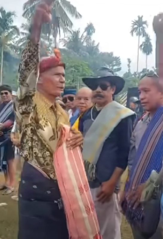 Tokoh Masyarakat Kodi Utara Sambut Rombongan Paket Rakyat di Gallu Tomba, Serahkan Cendera Mata Sebagai Penghargaan Tertinggi