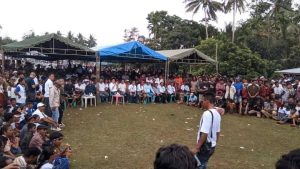 Tokoh Masyarakat Kodi Utara Lambertus Loghe Ede memberikan Cendera Mata Kepada Mantan Ketua KPU Dua periode Mikael Bulu, di Zona Kampanye Gallu Tomba.