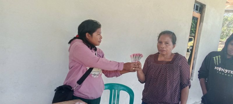 Penjabat Kades Rada Malando, Yubertina Ina Kendu Membagikan BLT Ekstrim Kepada Sejumlah PKM Dan Bayar Honor Perangkat Kecil